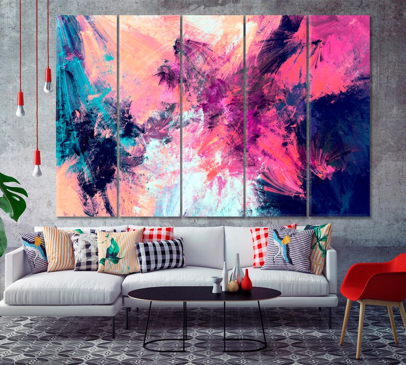K&ouml;nnte beinhalten: Abstrakte Malerei mit einem mehrteiligen Leinwandbild in den Farben Rosa, Blau und Wei&szlig;. Das Bild h&auml;ngt an einer Wand &uuml;ber einem wei&szlig;en Sofa mit bunten Kissen.