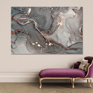 K&ouml;nnte beinhalten: Abstrakter Kunstdruck mit einem Marmormuster in Grau und Ros&eacute;gold. Der Druck zeigt wirbelnde Muster und eine metallische Oberfl&auml;che.
