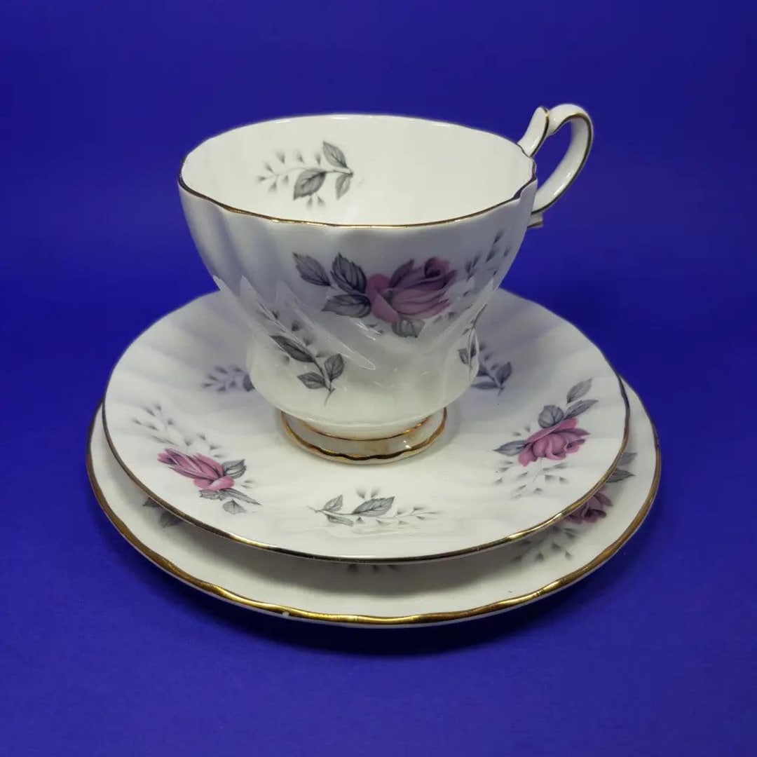 お値下げ✾✾英国QueenAnneトリオティーセット2客✾✾ クイーンアンティーカップトリオ - Etsy 日本