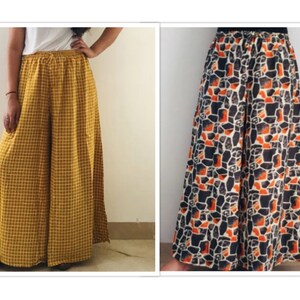 Puede incluir: Dos pares de pantalones de pierna ancha. Un par es de color amarillo mostaza con un patr&oacute;n a cuadros. El otro par es de base blanca y negra con un patr&oacute;n geom&eacute;trico naranja y marr&oacute;n.