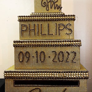 Puede incluir: Un letrero de madera hecho a mano con la palabra "Welcome" escrita a mano. El letrero est&aacute; pintado de blanco con un acabado envejecido, y una peque&ntilde;a hoja verde est&aacute; adjunta. Dise&ntilde;ado para uso en interiores o exteriores.