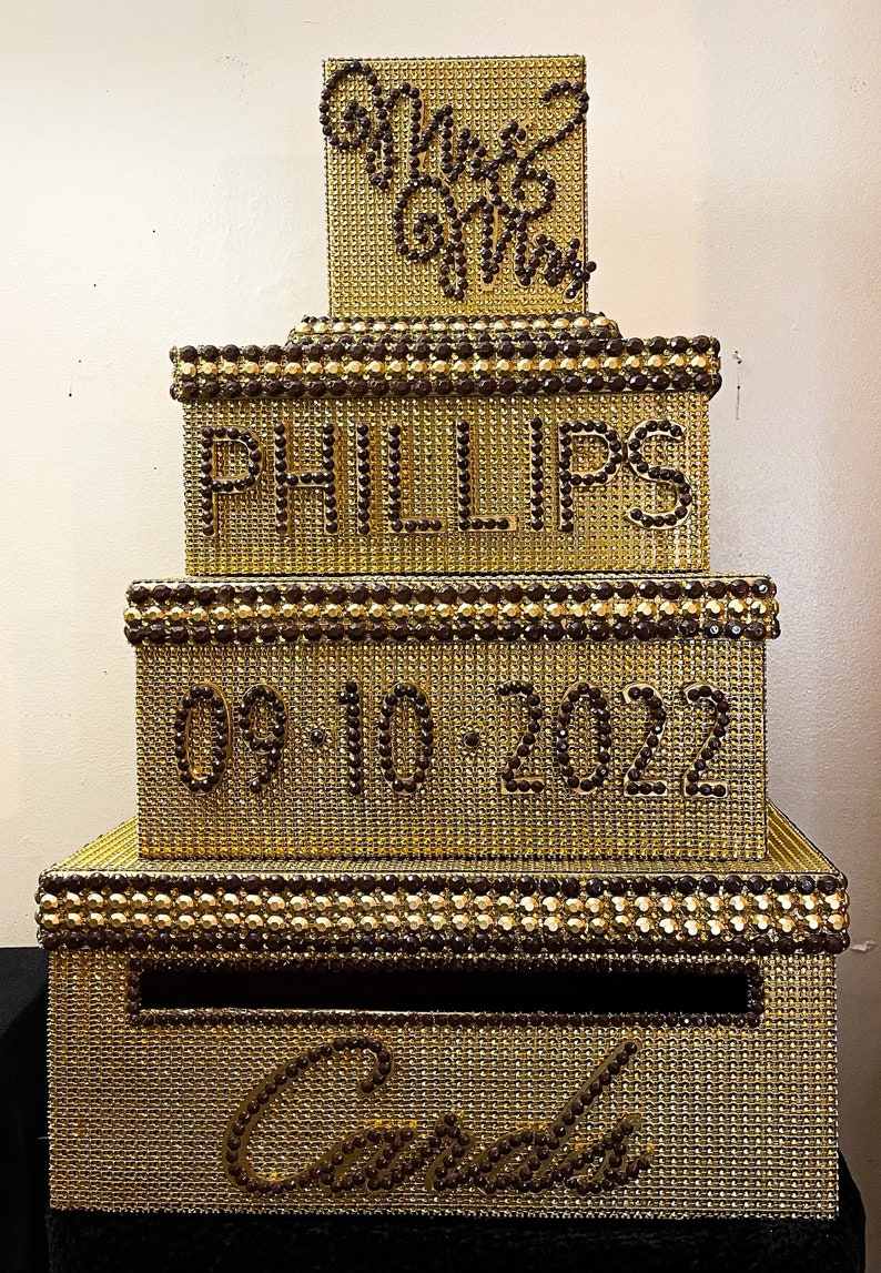 Puede incluir: Un letrero de madera hecho a mano con la palabra "Welcome" escrita a mano. El letrero est&aacute; pintado de blanco con un acabado envejecido, y una peque&ntilde;a hoja verde est&aacute; adjunta. Dise&ntilde;ado para uso en interiores o exteriores.