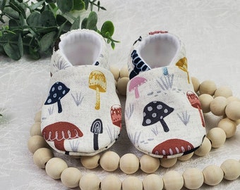 Mocasín de bebé de champiñones, mocasín de bebé, mocasín de niño, mocasín de niña, regalo de baby shower, zapatos suaves, zapatillas de bebé, champiñones en blanco