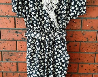 1980er bis neunziger Jahre Blumengurtkleid mit Schulterpolstern und Spitzenkragen