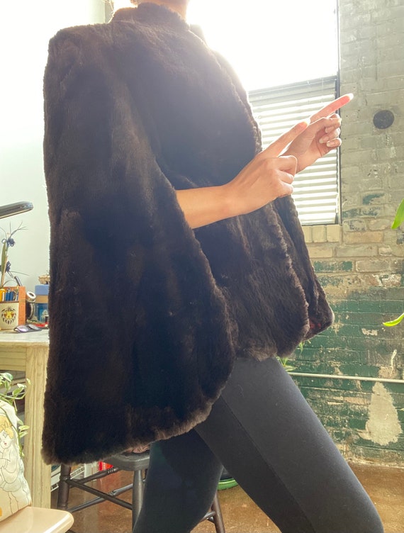 1940s Fur Cape with Peaked Shoulders and Rare Sho… - image 3