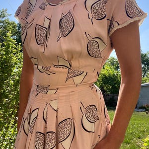 Vestido vintage com estampa de novidade de algodão dos anos 1940 - Cintura de 71 cm