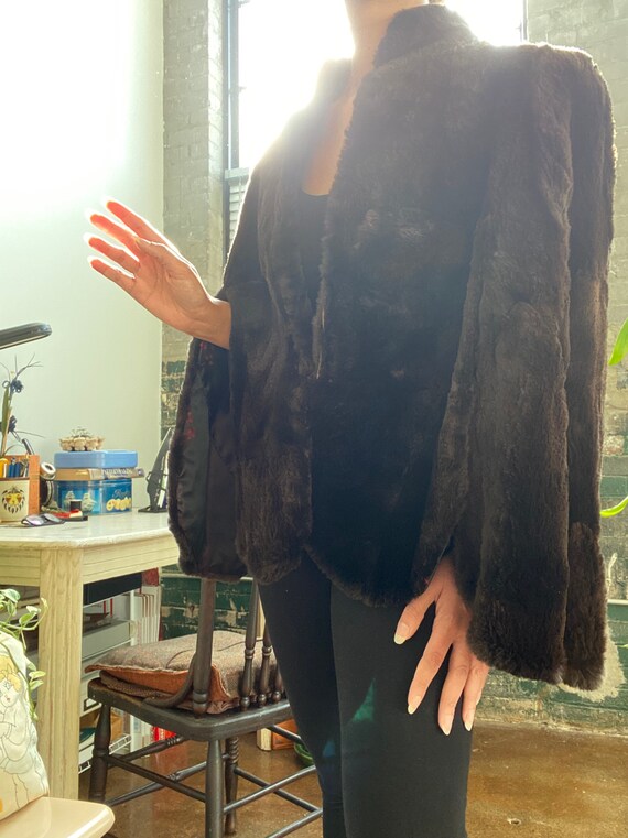1940s Fur Cape with Peaked Shoulders and Rare Sho… - image 4