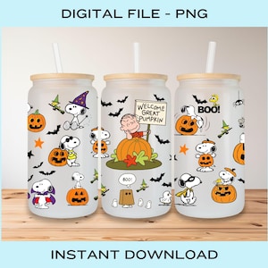 Puede incluir: Tres vasos de vidrio esmerilado con tapas de bambú y pajitas, con un patrón de Halloween de Peanuts que incluye a Snoopy, Linus, calabazas, murciélagos y fantasmas. El vaso central muestra el texto Welcome Great Pumpkin y la palabra Boo.