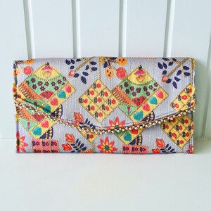 Cartera de mano bordada plateada