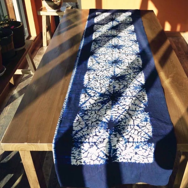 Chemin de table indigo, chemin de table shibori, chemin de table en coton, teinture naturelle à la main/teintures végétales, motif des deux côtés, couture - teinture tie80x18in