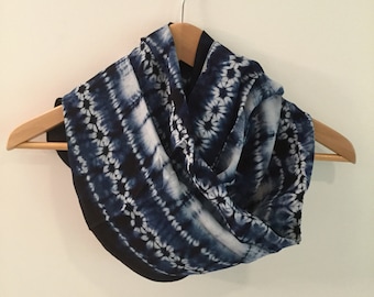Indigo Schal / Schultertuch, Shibori-Schal, handgenäht, dann gefärbt, schönes Muster, Baumwolle, 200 cm x 70 cm (79 x 28 in)