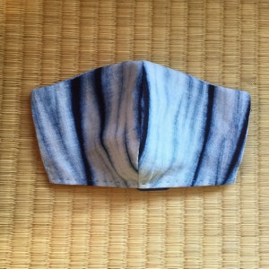 Máscara facial tingida à mão índigo, máscara facial reutilizável com bolso de filtro, fio de nariz, presilhas de orelha ajustáveis, todas costuradas à mão, algodão/linho