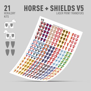 Puede incluir: Una hoja de transferencias de impresión láser con diseños de heráldica. La hoja presenta varios diseños de escudos en rojo, azul, amarillo y verde, junto con el texto "HORSE + SHIELDS V5" y "21 HERALDRY KITS". Los diseños son para la 6ª edición de Realm knight Heraldry.