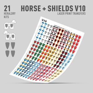 Könnte beinhalten: Ein Bogen mit Laserdruck-Transfers mit Heraldik-Designs. Der Bogen zeigt verschiedene Schild- und Pferdedesigns in Rot, Blau, Grün, Gelb und Schwarz. Der Text auf dem Bogen lautet "21 HERALDRY KITS" und "HORSE + SHIELDS V10".