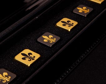Dadi commemorativi neri e dorati. Dadi in metallo Fleur de Lis da 16 mm.