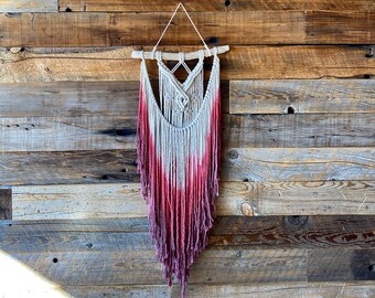 Tapiz de macramé teñido en color malva