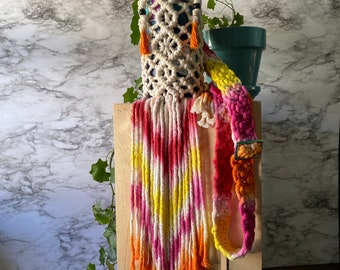 Correa ajustable tipo bandolera para botellas de agua de 32 onzas.