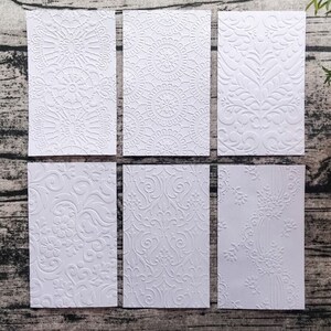 Set J : 10 cartes INDEX en relief, teintes, teintées, papier cartonné, éphémères, médias mixtes, journal indésirable, texturé, carte de journalisation