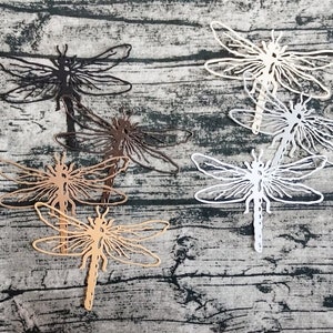 Ensemble de 5 libellules en papier, insectes, découpes à la main, faits à la main, éphémères, embellissements, journal de pacotille, journal d’art, techniques mixtes, décoration
