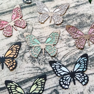 Ensemble de 10 papillons en papier superposés, couleurs arc-en-ciel, éphémères, embellissements, journal de pacotille, journal d’art, fait à la main, techniques mixtes, découpes
