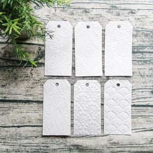 Lot Q : 10 ÉTIQUETTES en relief, teints, taché, papier cartonné, éphémère, supports mixtes, journal indésirable, texturé, cartes de journalisation, étiquettes cadeaux