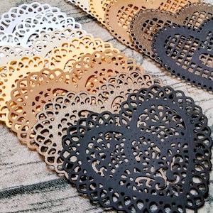 Lot de 6 coeurs en papier dentelle, découpes, fait main, éphémères, embellissements, journal indésirable, journal d'art, techniques mixtes, décoration