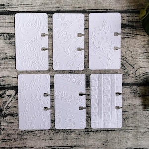 Ensemble A : 10 cartes ROLODEX en relief, teintées, teintées, cartonnées, éphémères, médias mixtes, journal indésirable, texturées, cartes de journalisation