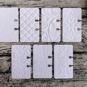 Ensemble E : 10 cartes ROLODEX en relief, teintes, teintées, papier cartonné, éphémères, médias mixtes, journal indésirable, texturés, cartes de journalisation