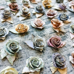 Lot de 5 roses en papier dimensionnelles, découpées, faites main, éphémères, embellissements, journal indésirable, journal d'art