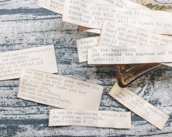 Kaffefärgade maskinskrivna bibelverser: Junk Journal-dekorationer, set om 10