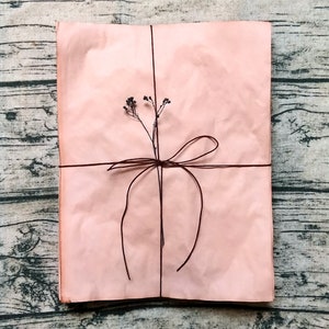 Pile de papier teint avocat | Papier rose vintage | Journal indésirable | Choisissez votre taille | Teint à la main | Taché | Biologique | Teint écologique
