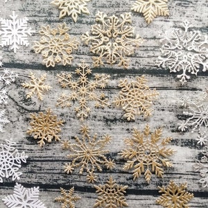 Set van 13 glittersneeuwvlokken | Handgemaakt | Efemere | Versieringen | Ongewenste krant | Kunstdagboek | Gemengde techniek | Stansvormen | Kaarten maken