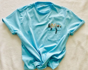 Handgesticktes Wildblumen Taschen-T-Shirt: Aquablaues Baumwoll-T-Shirt