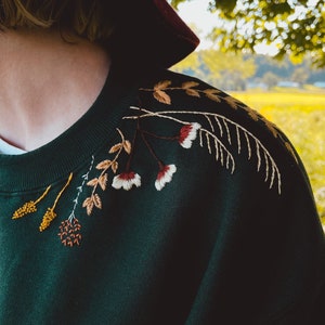 Hand Embroidered Floral Green Crewneck Sweatshirt, Autumn Wildflower Sweater, Women’s Embroidered Long Sleeve, Fall Flower Embroidery Shirt