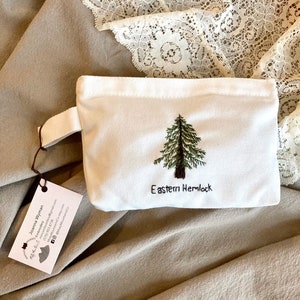 Pino, cicuta oriental, árbol de Navidad bolsa de lona bordada a mano con cremallera, bolsa cosmética, estuche de lápiz, billetera, bolsa de tocador