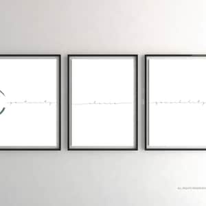 Può includere: Tre stampe artistiche incorniciate con cornici nere. Ogni stampa ha uno sfondo bianco con una singola parola in un carattere scritto a mano: "opportunity", "chance" e "possibility". Un logo circolare verde acqua e bianco a sinistra dice "Original Art Digital Downloaded".