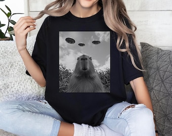 Capybara Selfie mit UFOs T-Shirt: Lustiges Meme Geschenk