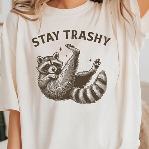 Bleiben Sie trashig T-Shirt, lustiges Retro Waschbär Shirt, Cottagecore T-Shirt, Waschbär Meme Shirt, Waschbär-Liebhaber Geschenk, Tier lustiges Shirt