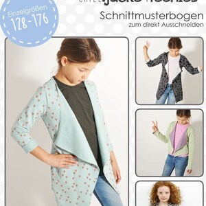 Könnte beinhalten: Ein Schnittmuster für eine "Chill Jacke 4 Teenie" mit blauem Hintergrund und weißen Punkten. Das Schnittmuster enthält Anleitungen für die Größen 128-176. Das Bild zeigt drei Mädchen, die verschiedene Versionen der Jacke tragen.