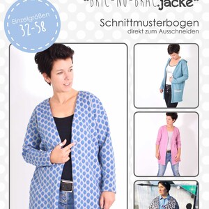 Könnte beinhalten: Ein Schnittmuster für eine Cardigan-Jacke mit Kapuze. Das Schnittmuster heißt "Bric-No-Brac.jacke" und umfasst die Größen 32-58. Das Schnittmuster wird mit drei verschiedenen Modellen gezeigt, die die Jacke in verschiedenen Farben und Mustern tragen.