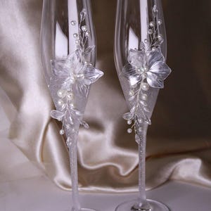 Calici da sposa per sposi con personalizzazione, con orchidee fatte a mano, perle e glitter, set di 2 bicchieri da sposa personalizzati