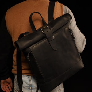 Sac à dos en cuir pour ordinateur portable avec personnalisation. Sac à dos sur une doublure. Sac à dos étudiant. Cadeau pour père. Sac à dos pour professeur.