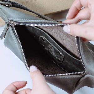 Borsa in pelle biologica fatta a mano, marsupio, colore grafite, personalizzabile, borsa minimalista, borsa da petto, porta telefono e porta soldi, borsa piccola.