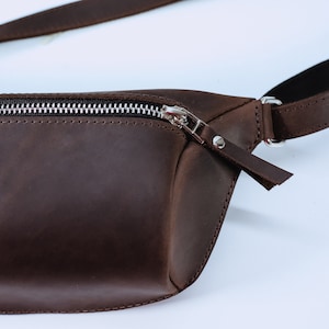 leren ritstas, echt leren tas, heuptas, leren herentas, vrijetijdstas, bananentas, compacte tas, kleine herentas, gepersonaliseerde tas