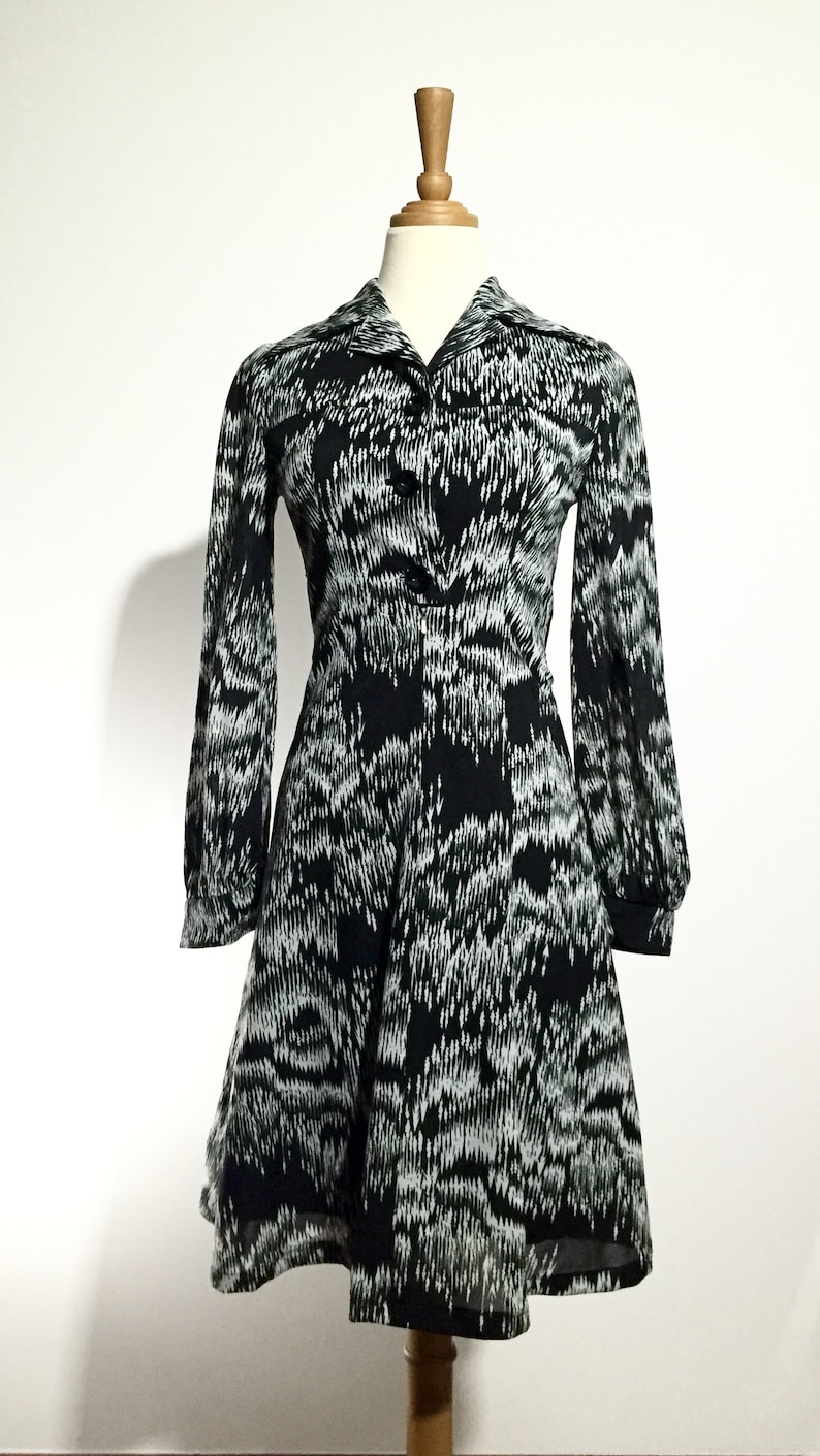 S Black /& White Arrow-like Abstract Print 70s Vintage Dress