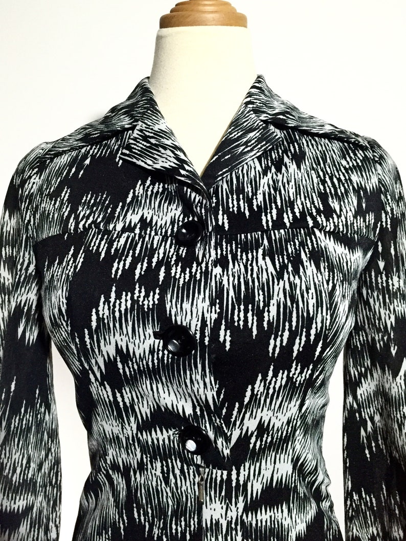 S Black /& White Arrow-like Abstract Print 70s Vintage Dress