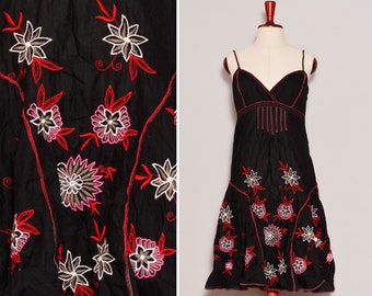 Taille 6 à 8 | Robe rouge noire à fleurs brodées | Robe d'été ajustée et évasée à godets latéraux | Encolure cache-cœur à fines bretelles et coutures contrastantes