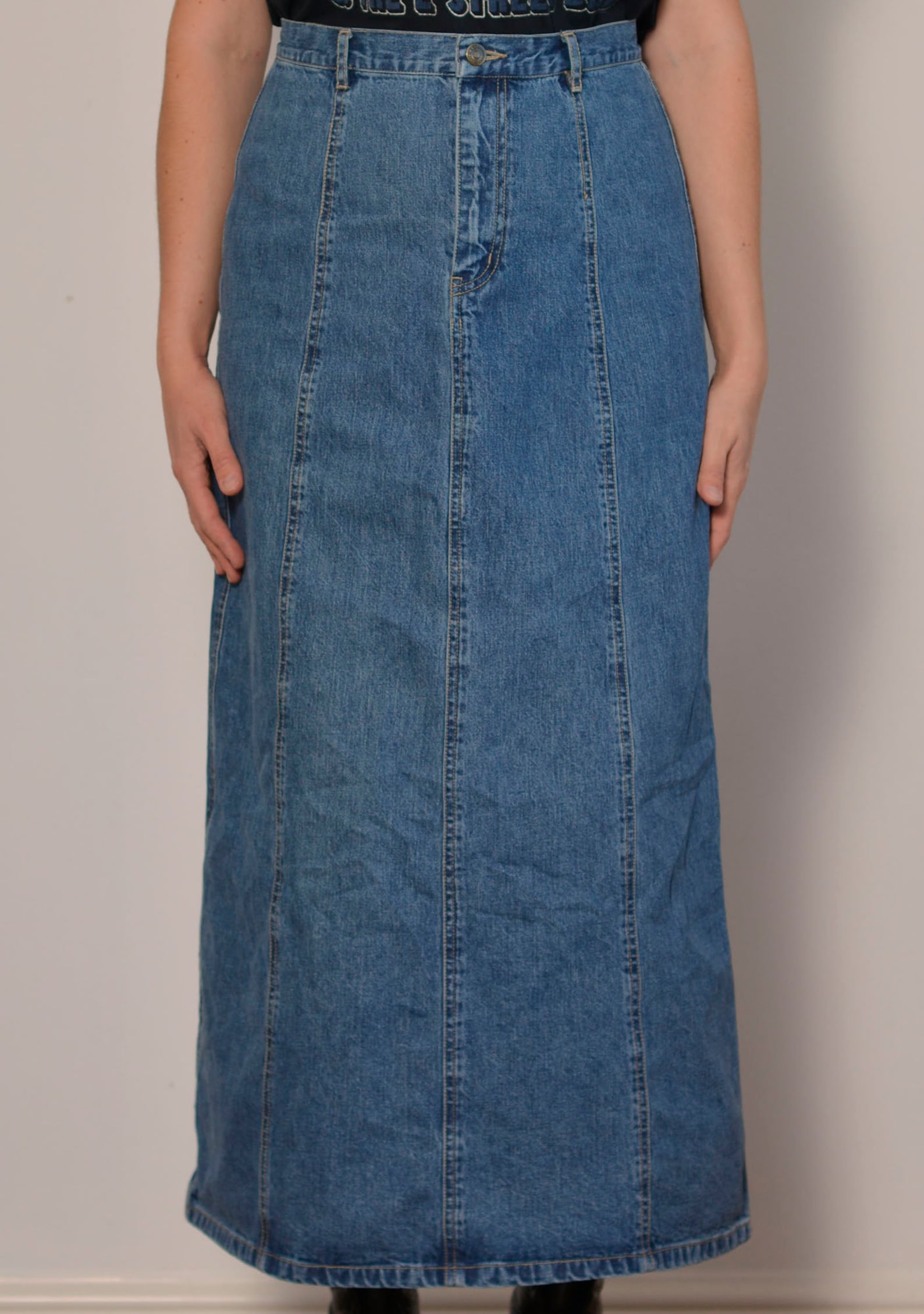 vintage 90s denim maxi skirt in mid blue wash. high waist, zipper closure, back slit, mid calf to ankle length. Narrow fit with a lightly flared a line silhouette.