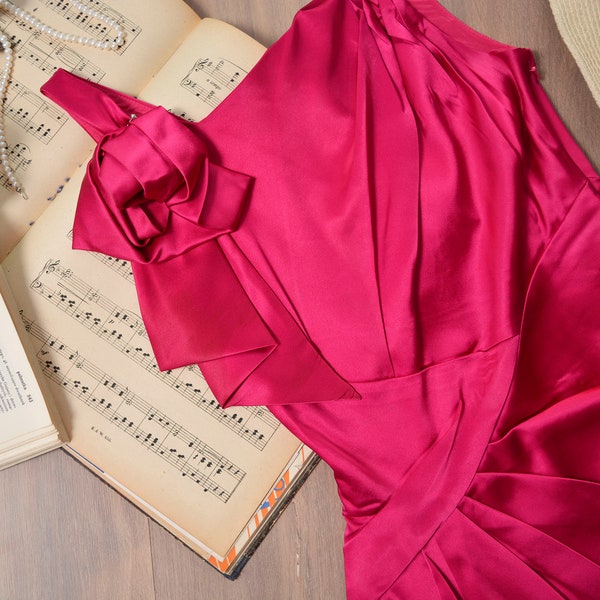 Taille 6 | Robe coupe asymétrique en tissu satiné rose | Robe d’invité de mariage de fleur de tissu | Robe de soirée cocktail plissée au dos en V | Ajusté élégant