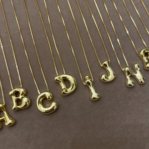Collar con inicial asimétrica de burbuja con cadena de caja, letra abullonada, colgante con letra de globo, regalo de joyería personalizado, collar con monograma